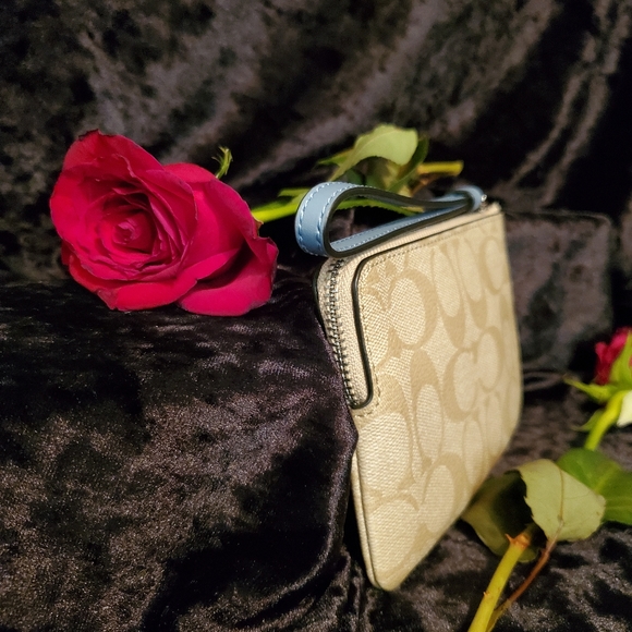 💯NWT Light BLUE COACH Wristlet - Picture 5 of 6